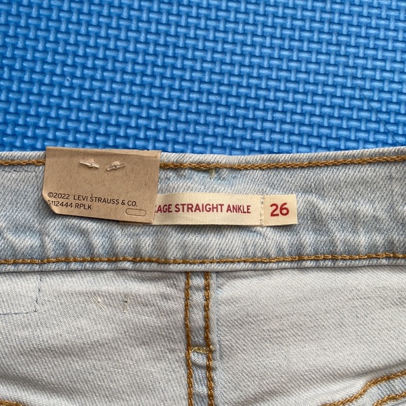 Levi's Women's Premium Ribcage Straight Ankle Jeans - Picture 4 of 5